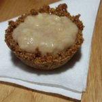 Tortinha de Granola Recheada com Banana e Canela