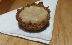 Tortinha de granola recheada com banana e canela.