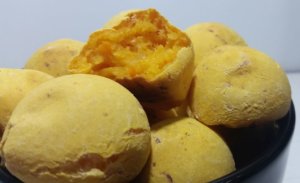 Leia mais sobre o artigo Parece gordice, mas não é: Pão de queijo de batata doce!!!